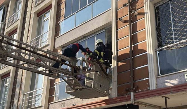 Tokat'ta apartman dairesinde yangın: Dumandan etkilenen anne ve çocukları balkondan tahliye edildi