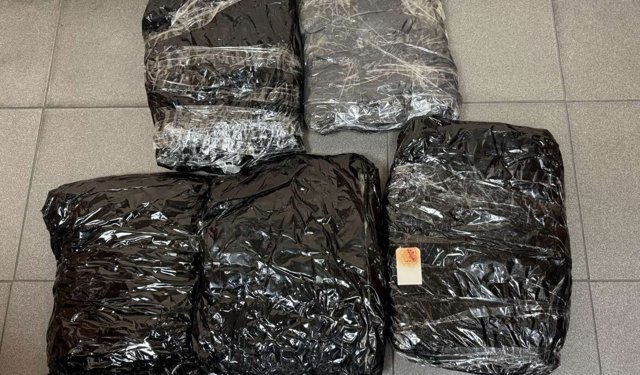 Türk yolcunun belinden 5 kilo 510 gram uyuşturucu çıktı