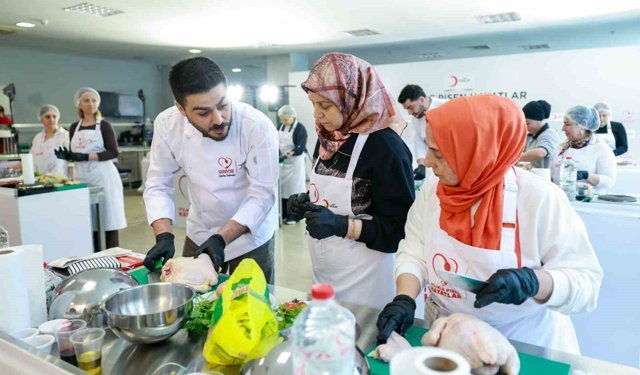 Ünlü şef Danilo Zanna depremzede kadınlarla aynı mutfakta buluştu