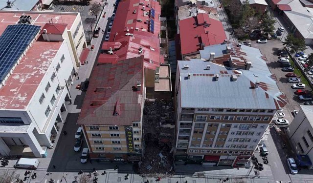 Yıkım esnasında zarar görüp tahliye edilmişti, tehlike saçmaya devam ediyor
