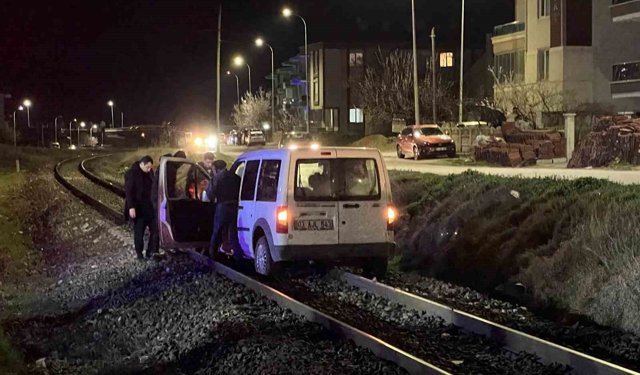 Yolu karıştırıp tren raylarına giren sürücünün tehlikeli anları