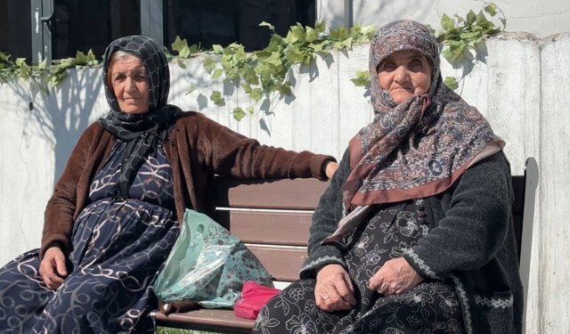 Yüksekova'da güneş yüzünü gösterdi: Vatandaşlar parklara akın etti