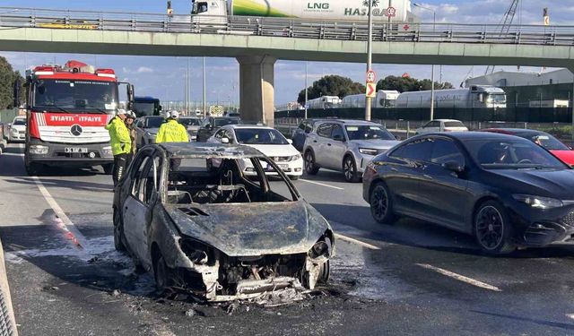 Zeytinburnu sahil yolunda otomobil alev alev yandı