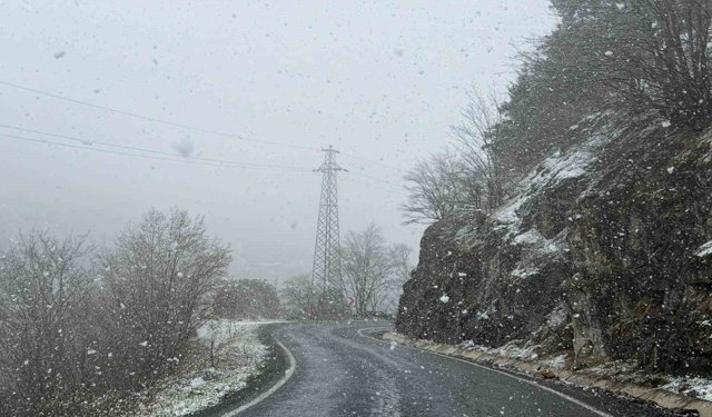 Zigana Dağı'nın yüksek kesimlerinde Nisan ayının ortasında lapa lapa kar süprizi