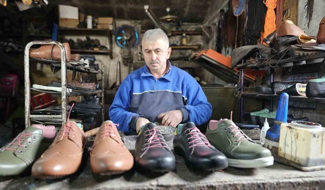 Zonguldak'ın son ayakkabı imalatçısı 26 yıllık atölyesinde teknolojiyle yarışıyor