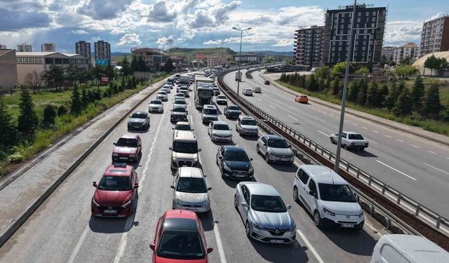 43 ilin geçiş noktasında bayram trafiği havadan görüntülendi: Araçlar adım adım ilerledi