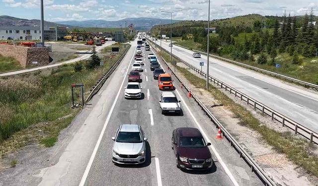 43 ilin geçiş noktasında trafik hareketliliği devam ediyor: Validen sürücülere emniyet kemeri ve hız uyarısı