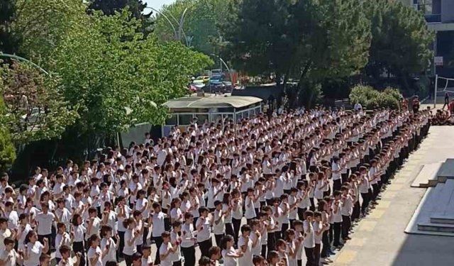 537 öğrenciden dev kaşık oyunu koreografisi