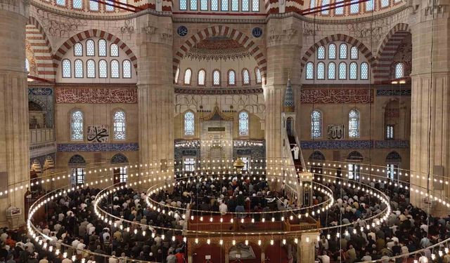 Bakan Güler Selimiye Camii'nde vatandaşlarla bayramlaştı
