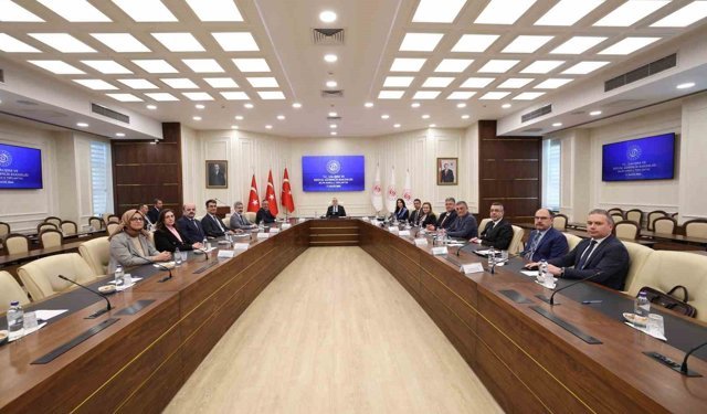 Bakan Işıkhan: 'Dönüşümü yöneten, çalışanı koruyan ve insan odaklı bir yaklaşımı merkeze alan politikalar geliştirmek zorundayız'