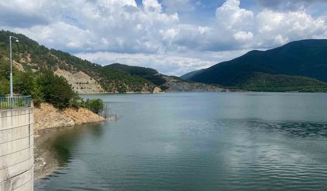 Bolu'da tam kapasiteye ulaşan barajda kontrollü su tahliyesi