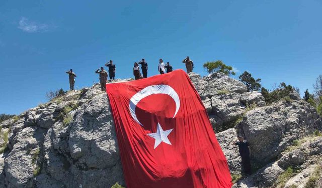 Burdur'da jandarmadan 54 metrekarelik dev Türk bayrağı
