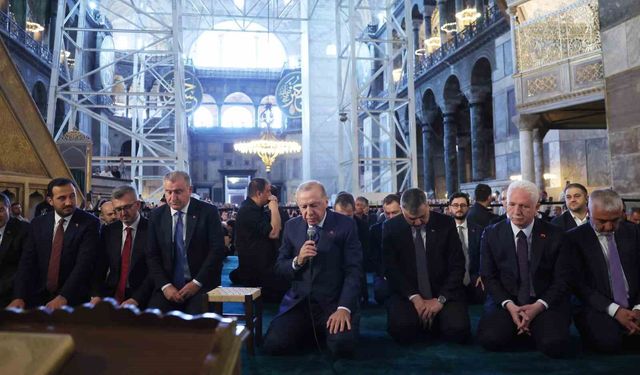 Cumhurbaşkanı Erdoğan, cuma namazını Ayasofya Camii'nde kıldı, Kur'an-ı Kerim okudu