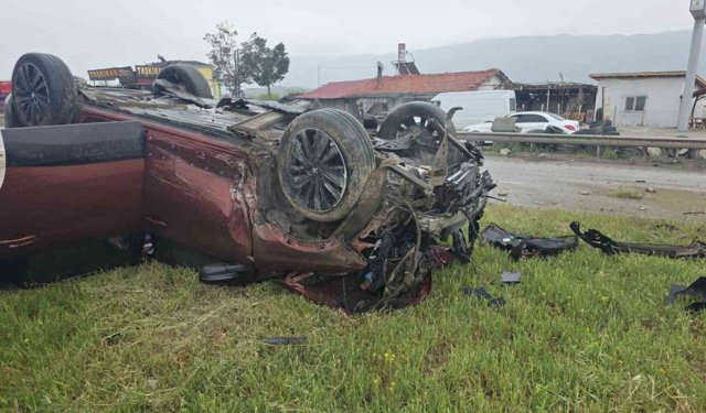 D100'da refüje çarpan cip yatakla attı: 4 yaralı