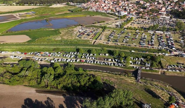 Edirne'de oteller doldu, ziyaretçiler çadır ve karavanlara yöneldi