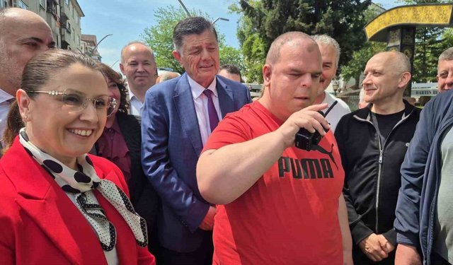 Engellilerin yürüyüşü down sendromlu Deha'nın telsiz anonsuyla başladı