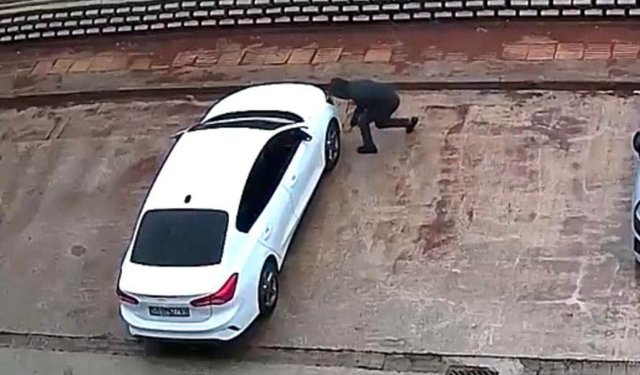 Gaziantep'te gündüz vakti park halindeki 2 aracın lastiği kesici aletle patlatıldı