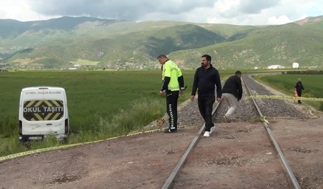 Gaziantep'te öğrenci servisine tren çarptı: 13 öğrenci hafif yaralandı