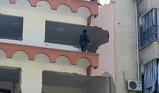 Güvenlik önlemleri alınmadan yapılan bina yıkımı tehlike saçtı