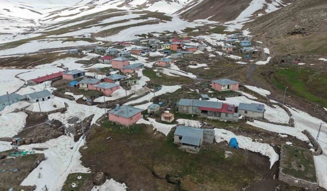 Iğdır'da kar altındaki evler havadan görüntülendi