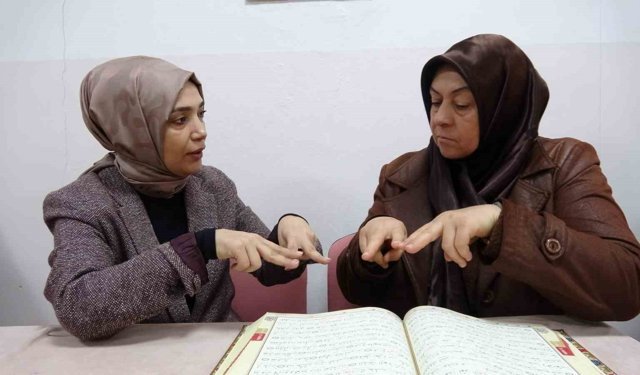 İşitme engelli kadın Kur'an-ı Kerim'i işaret diliyle öğrendi