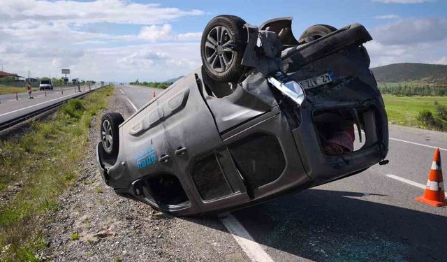 Isparta'da otomobil kamyonete arkadan çarptı: 8 yaralı