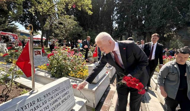 İstanbul Valisi Gül, Edirnekapı Şehitliği'ni ziyaret etti