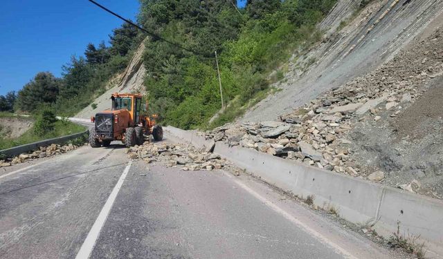 Kastamonu'da heyelan nedeniyle kara yolu ulaşıma kapandı