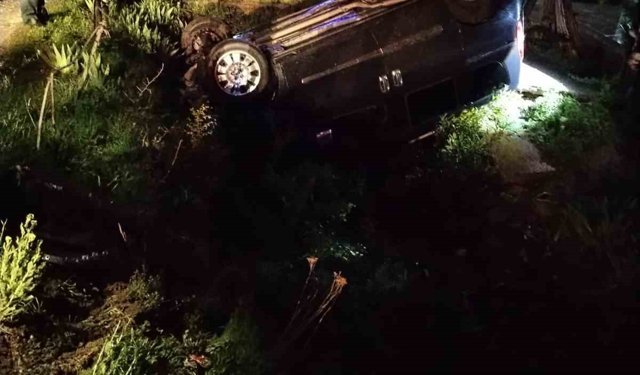 Kastamonu'da köpeğe çarpan otomobil kanala uçtu: 2 yaralı