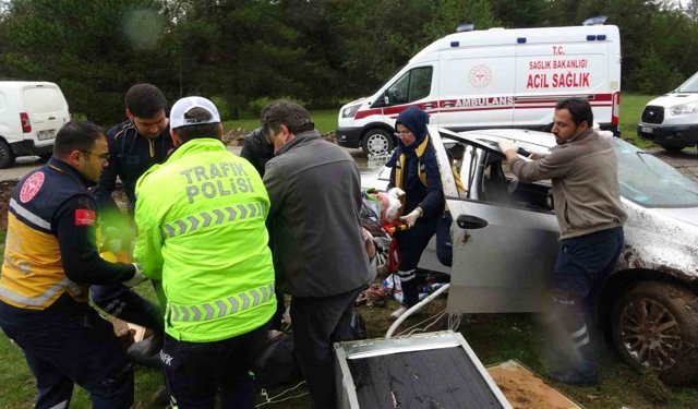 Kastamonu'da takla atan otomobildeki yaşlı çift yaralandı