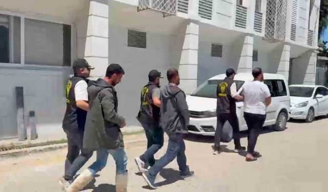 Kendilerini polis olarak tanıtıp vatandaşları dolandırdılar