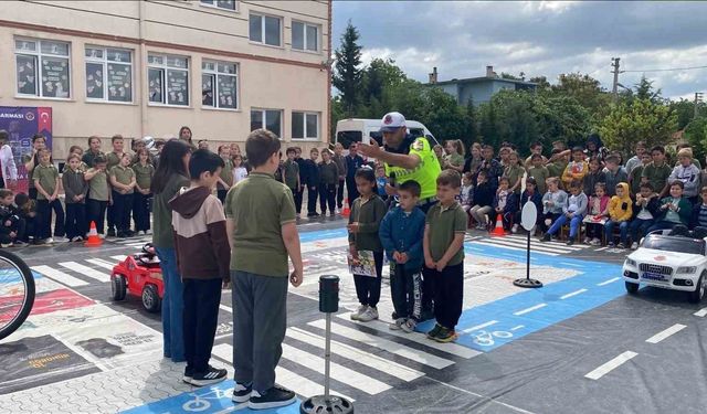 Minik öğrencilere jandarmadan uygulamalı trafik eğitimi