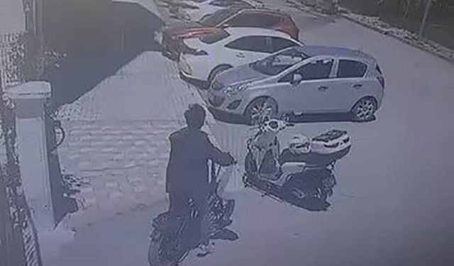 Motosiklet üzerinde duran kaskı çaldı: O anlar kamerada