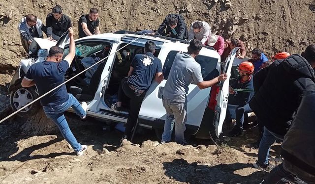 Muş'ta çaya düşen otomobildeki 1 kişi yaralandı