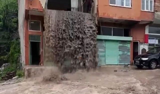 Ordu'da sel suları evin içinden şelale gibi aktı