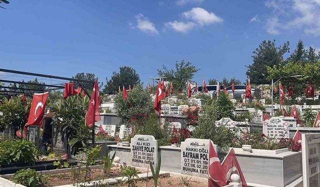 Osmaniye deprem şehitliğinde hüzünlü bayram