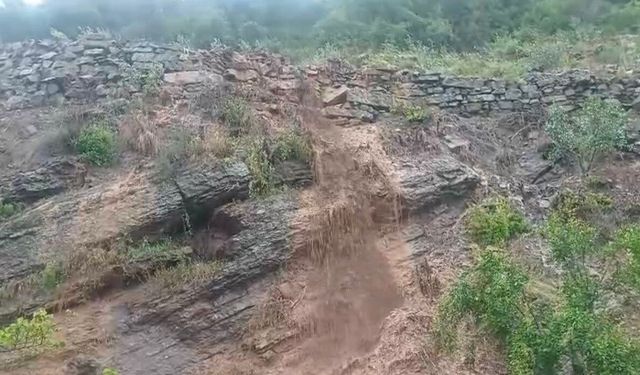 Osmaniye'de şiddetli yağışın ardından toprak kayması meydana geldi