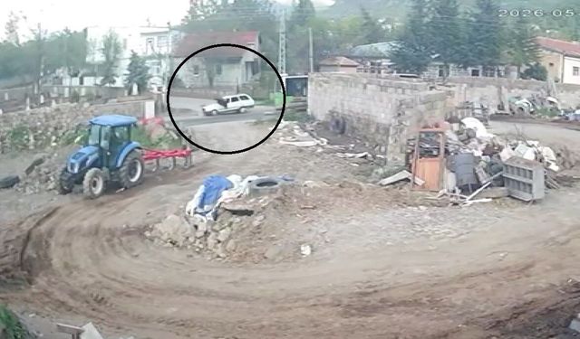 Otobüsten indi, otomobil çarptı: O anlar kamerada