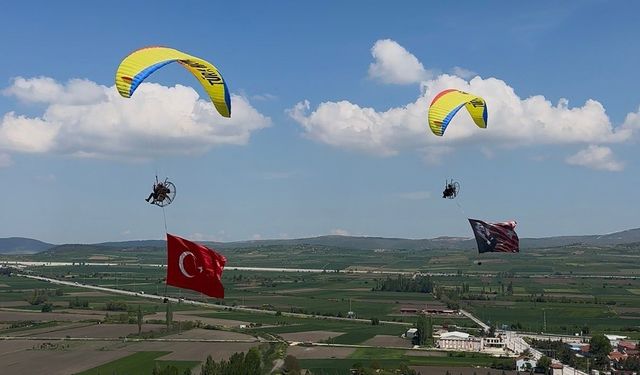 Pilotlar gökyüzünde Türk bayrağı açarak 19 Mayıs Atatürk'ü Anma Gençlik ve Spor Bayramı'nı kutladı