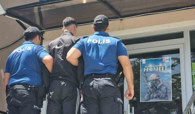 Polis, bıçaklı saldırganı kıskıvrak yakaladı