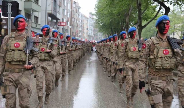 Sağanak altında gençlik yürüyüşü