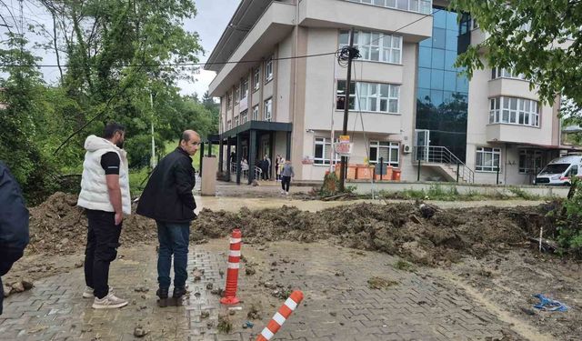 Sağanak sağlık ocağını vurdu: Hastalar ve personel mahsur kaldı