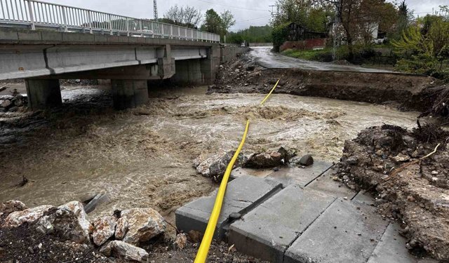 Sakarya'da şiddetli yağış yol çöktürdü: Doğal gaz borusu açığa çıktı