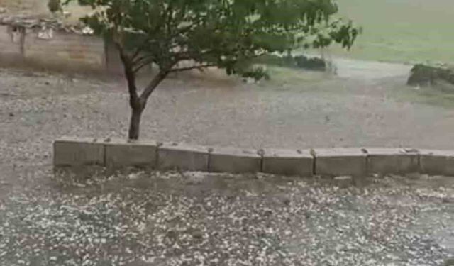Siverek'te ceviz büyüklüğünde dolu yağdı