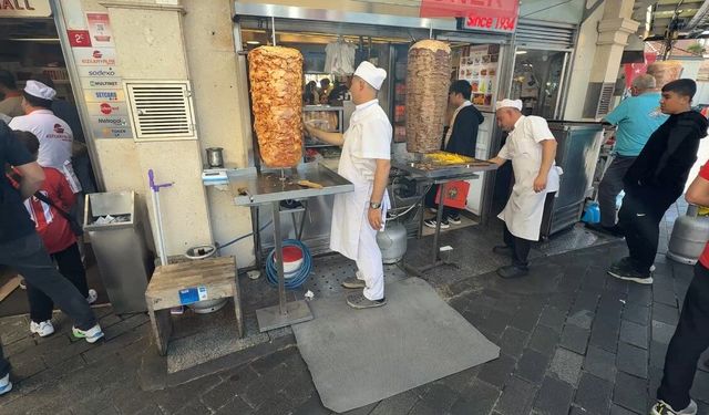 Taksim'de doğalgaz onarımı uzun sürünce esnaf, çareyi tüp kullanarak buldu