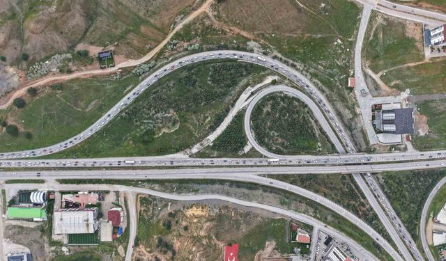 Tatilciler erken dönüşe geçti, 43 ilin bağlantı noktası kilitlendi: Son durum havadan görüntülendi