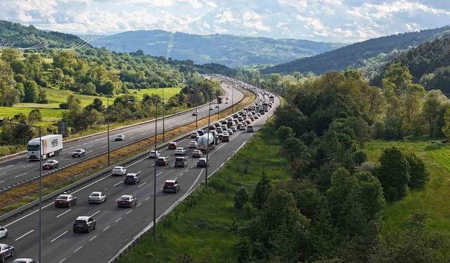 Tatilcilerin dönüş yolculuğu başladı: Bolu'da kilometrelerce araç kuyruğu