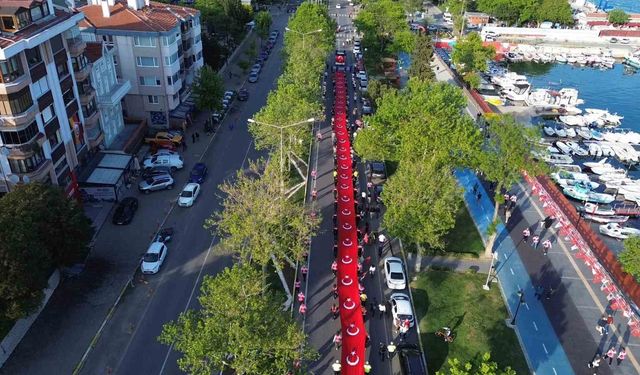 Tekirdağ'da dev bayrakla gençlik yürüyüşü