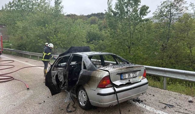 Tokat'ta alev alan otomobil demir yığınına döndü