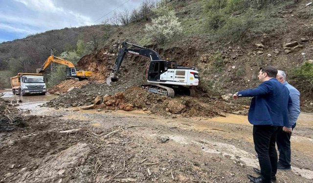 Tokat'ta sağanak sonrası taşkında köy yolu ulaşıma kapandı